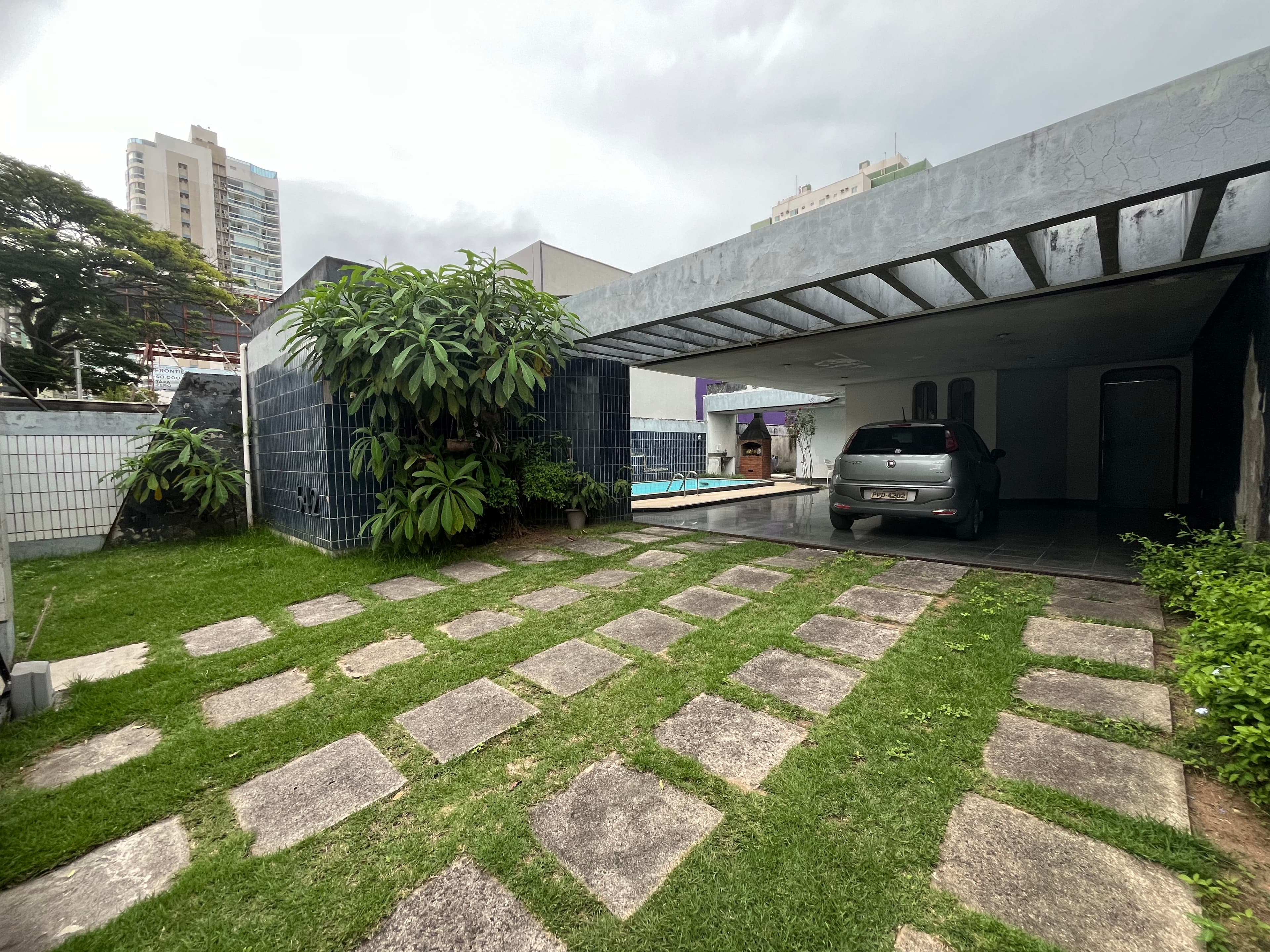Jardim frontal do Casarão Comercial na Praia da Costa