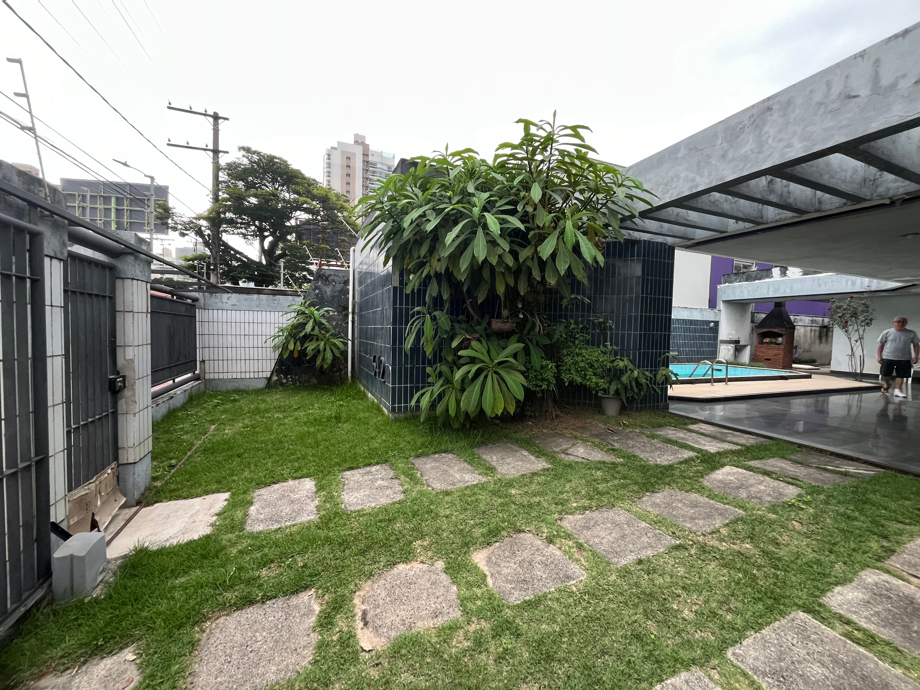 Rua de acesso ao imóvel, com prédios ao fundo