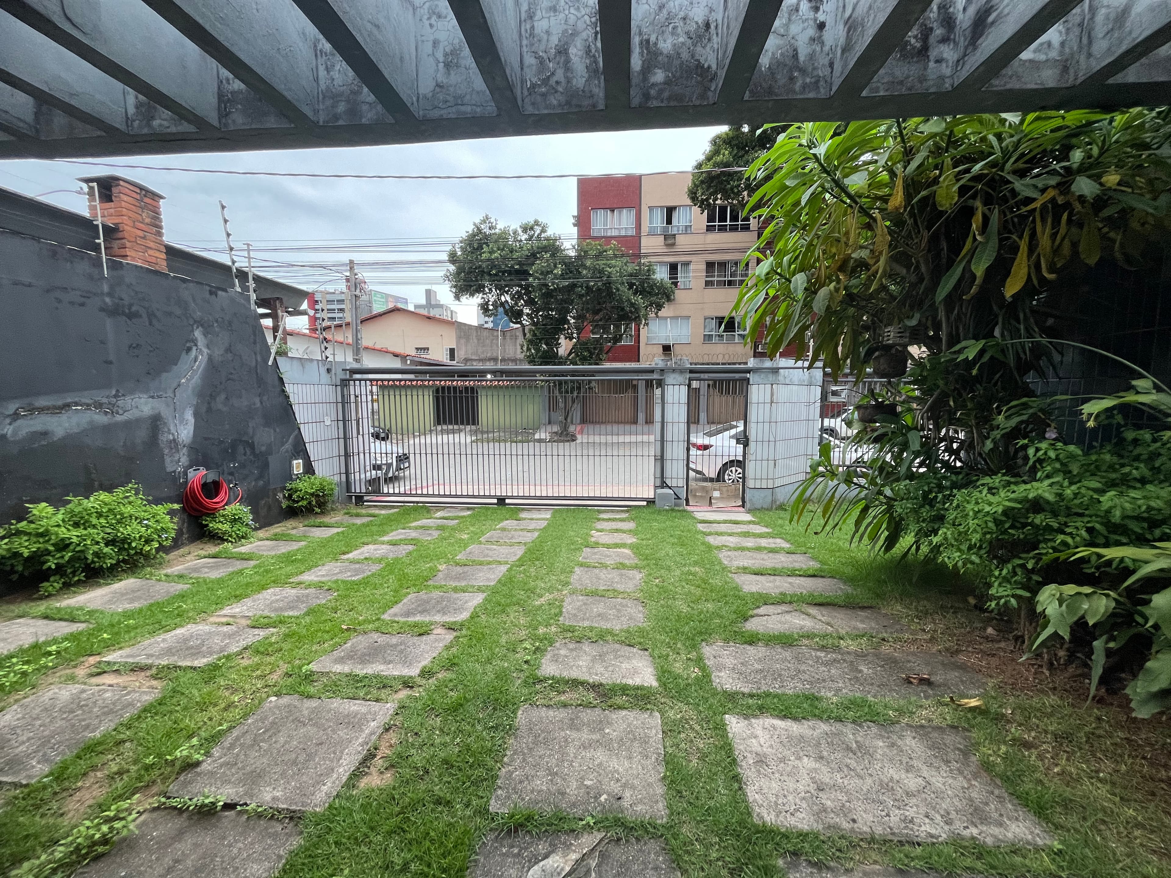 Vista da rua com os prédios da vizinhança