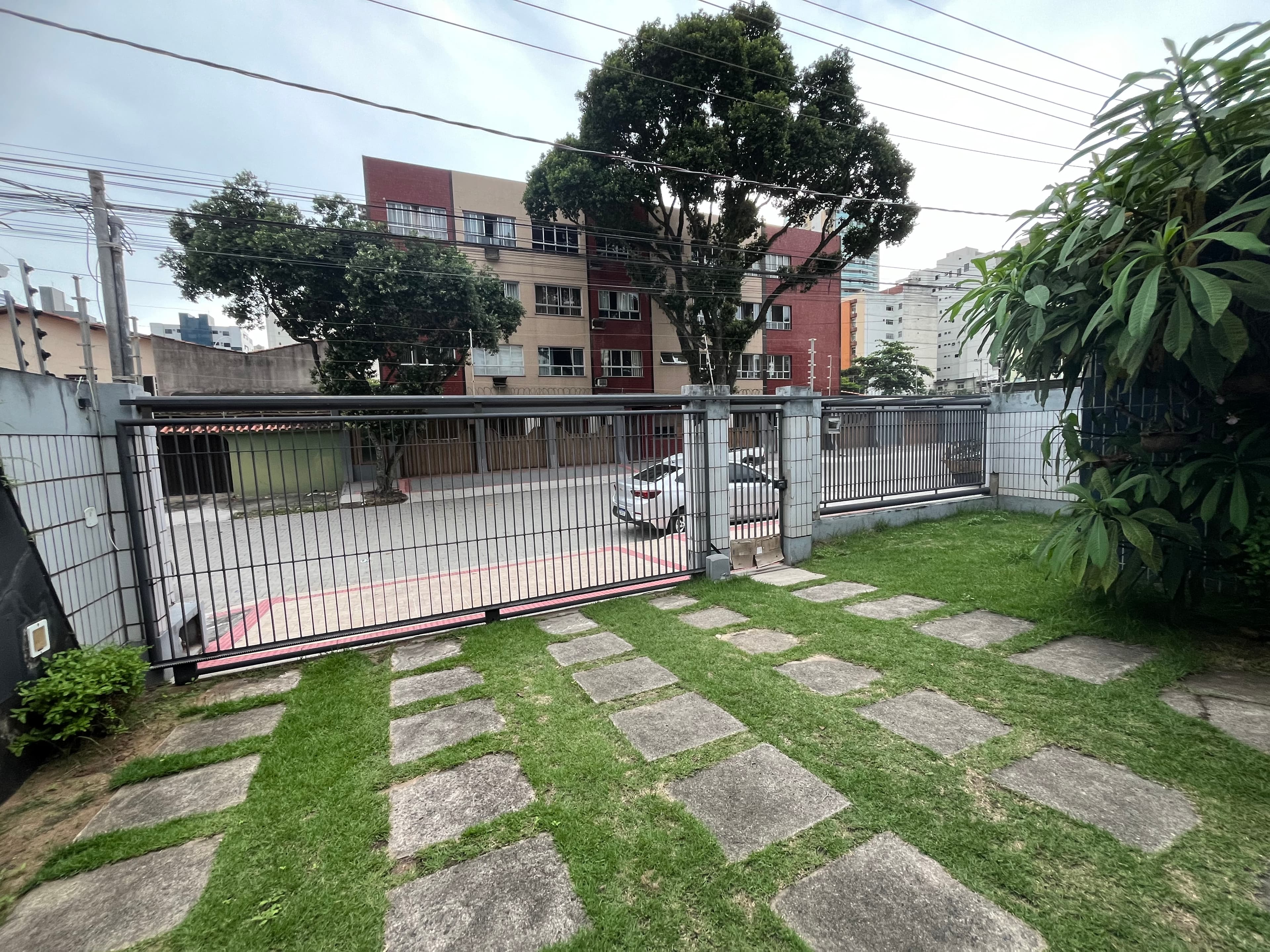 Portão de entrada do imóvel, visto da rua