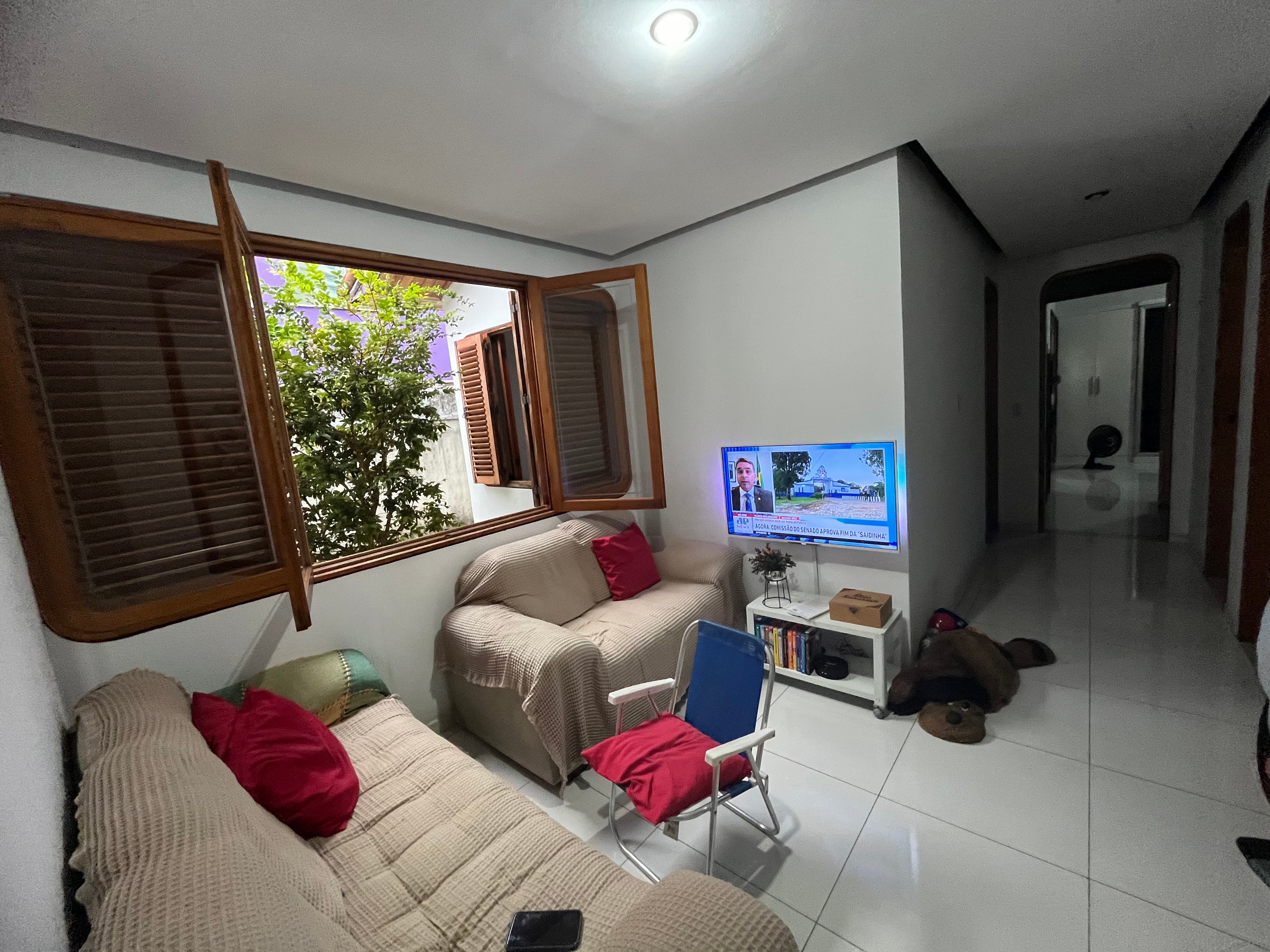 Um dos ambientes internos, hoje com sala de estar montada