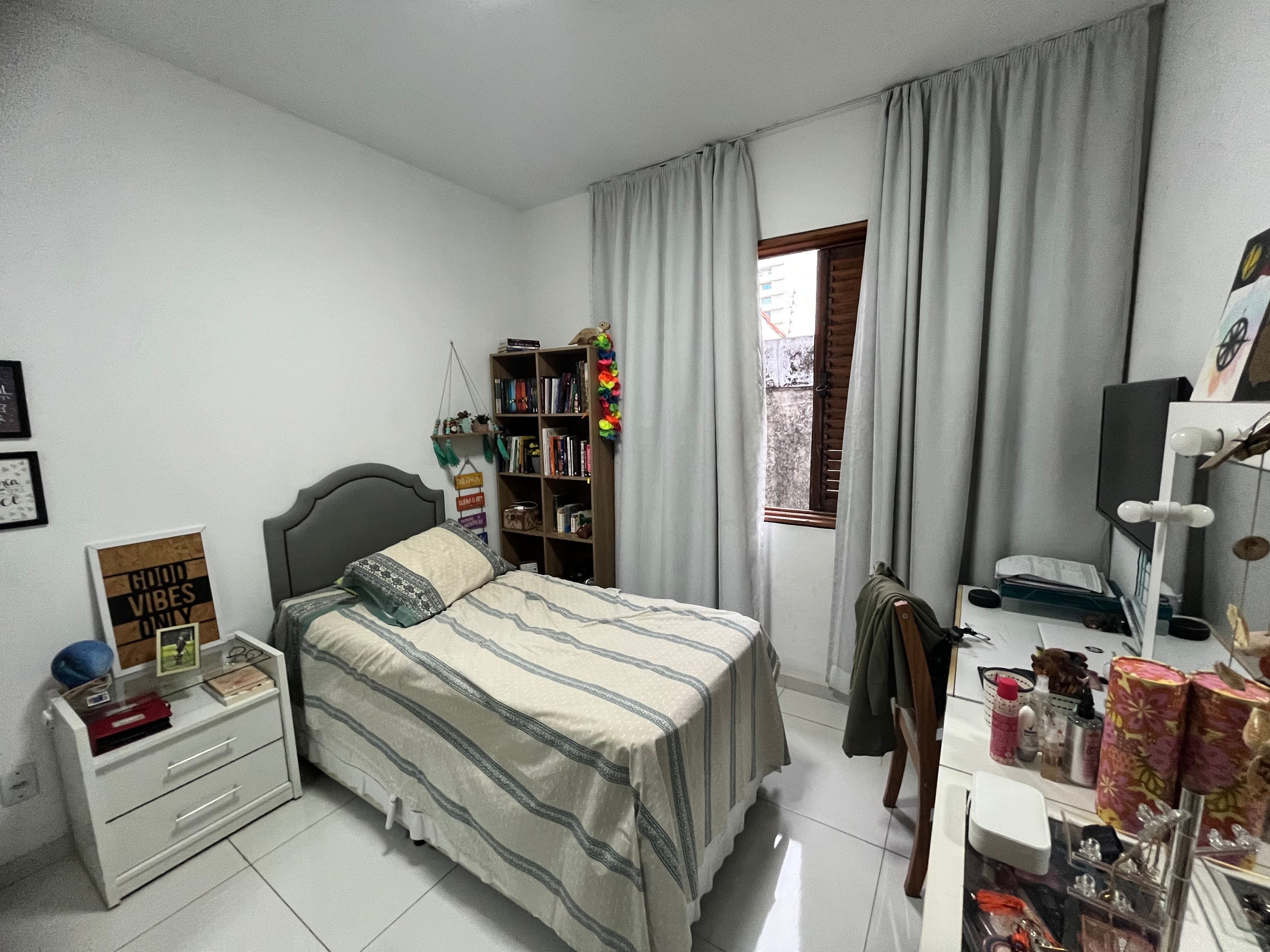 Um dos ambientes, hoje mobiliado como dormitório