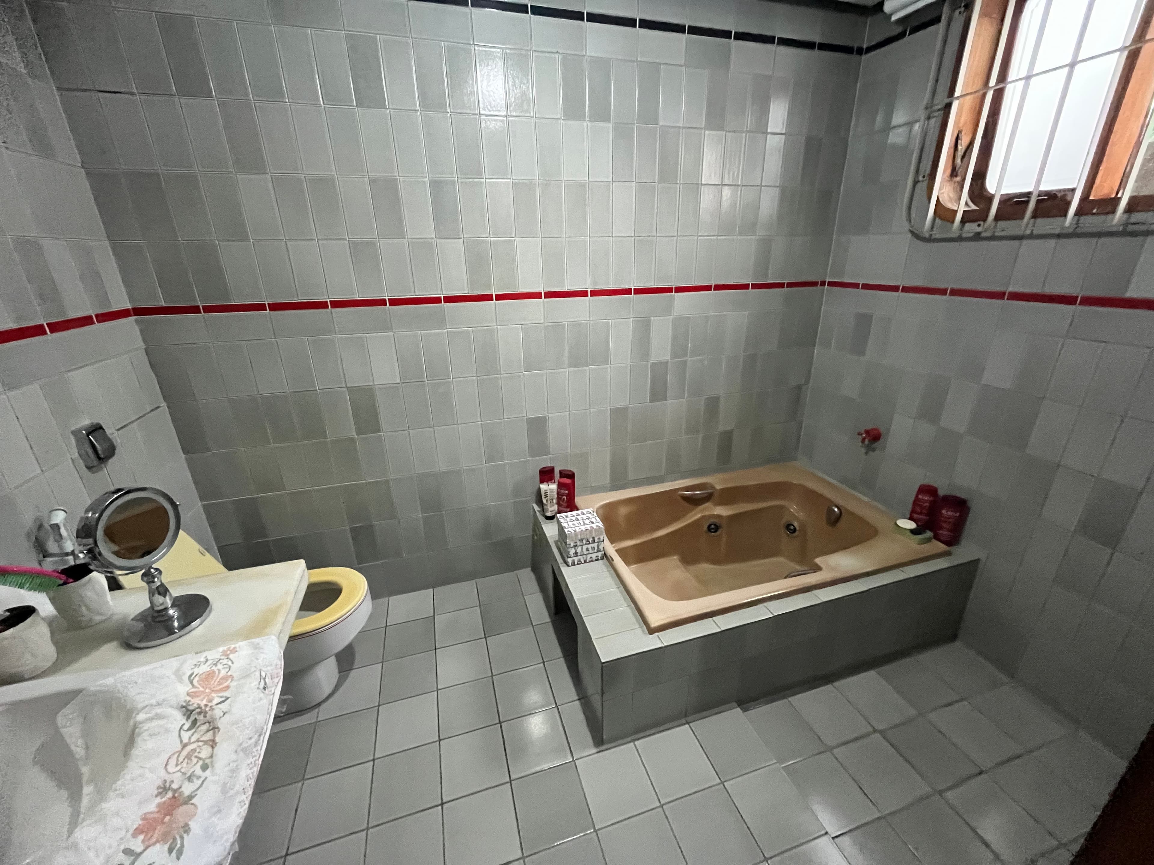 Banheiro com banheira de hidromassagem