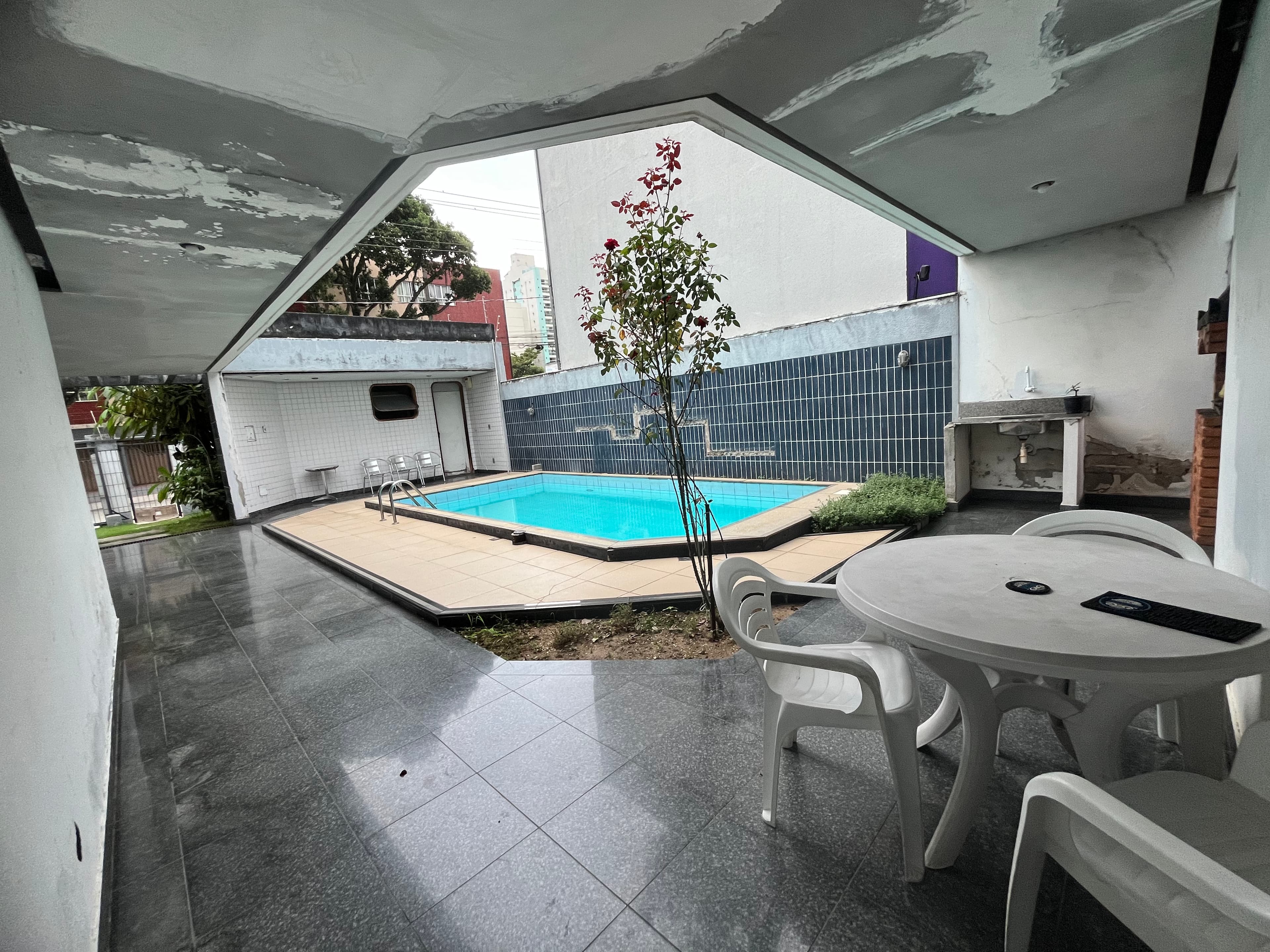 Piscina menor, na área externa coberta