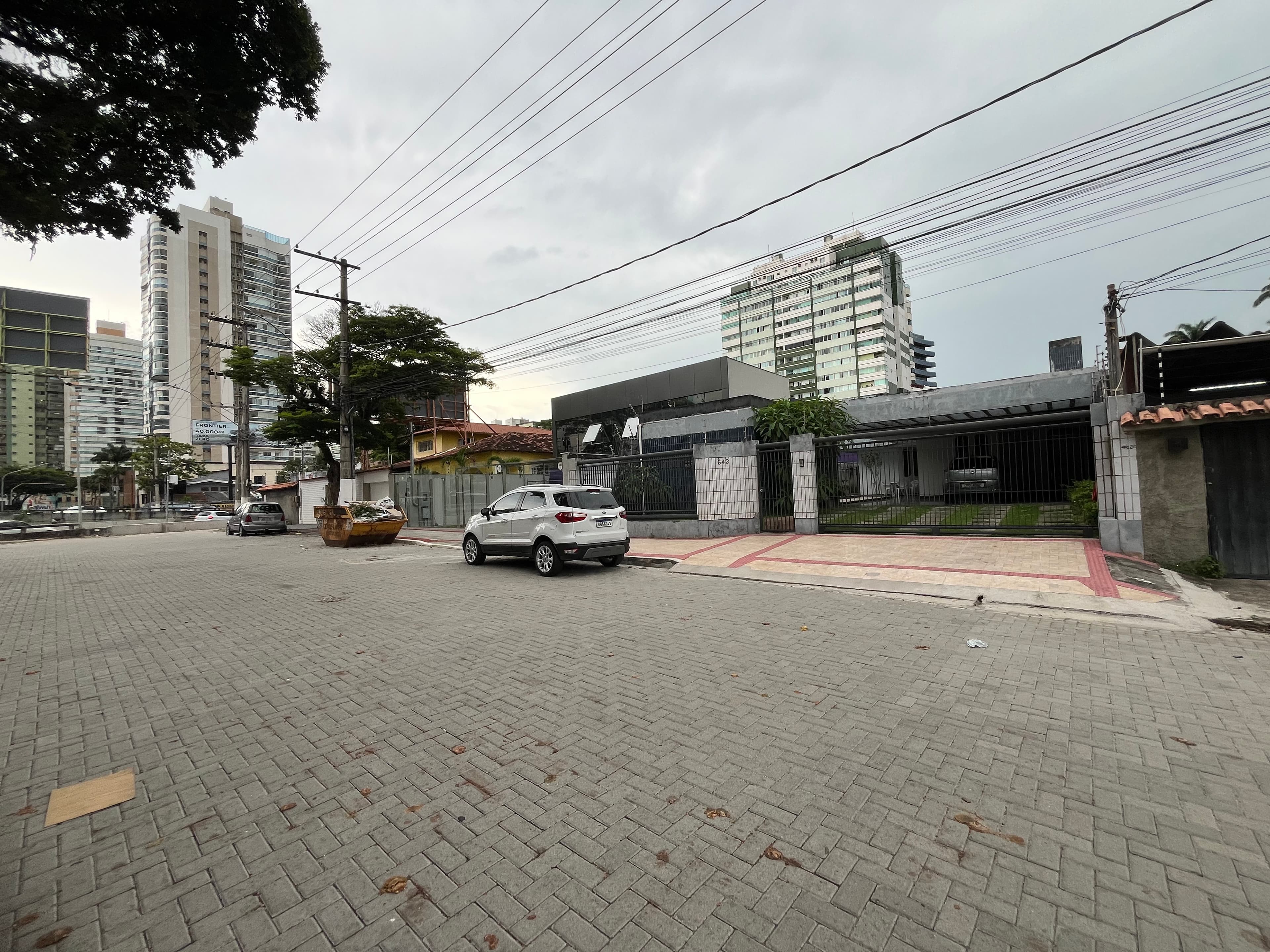 Rua em frente ao imóvel, com calçada