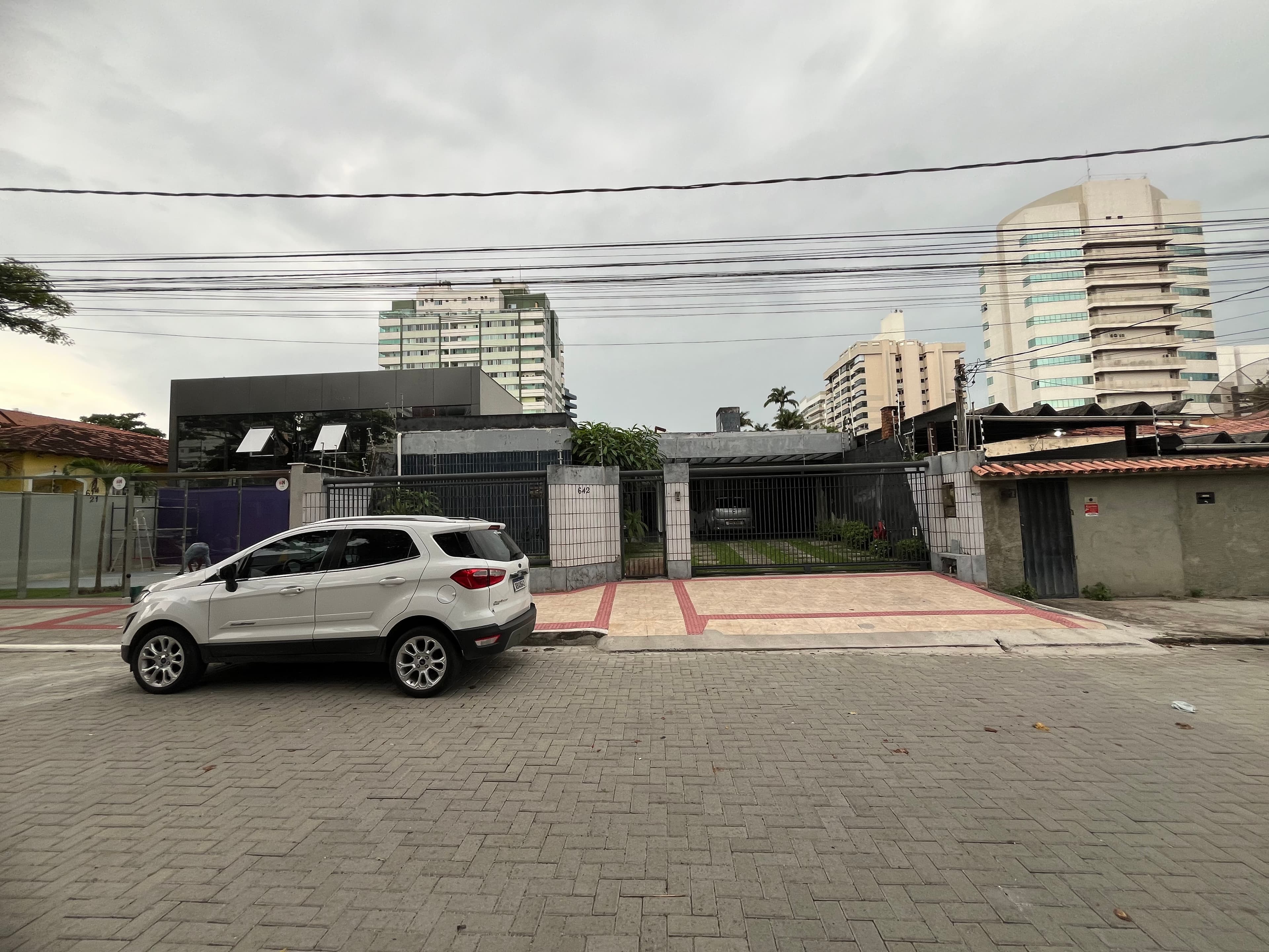 Rua de acesso com vaga para estacionar