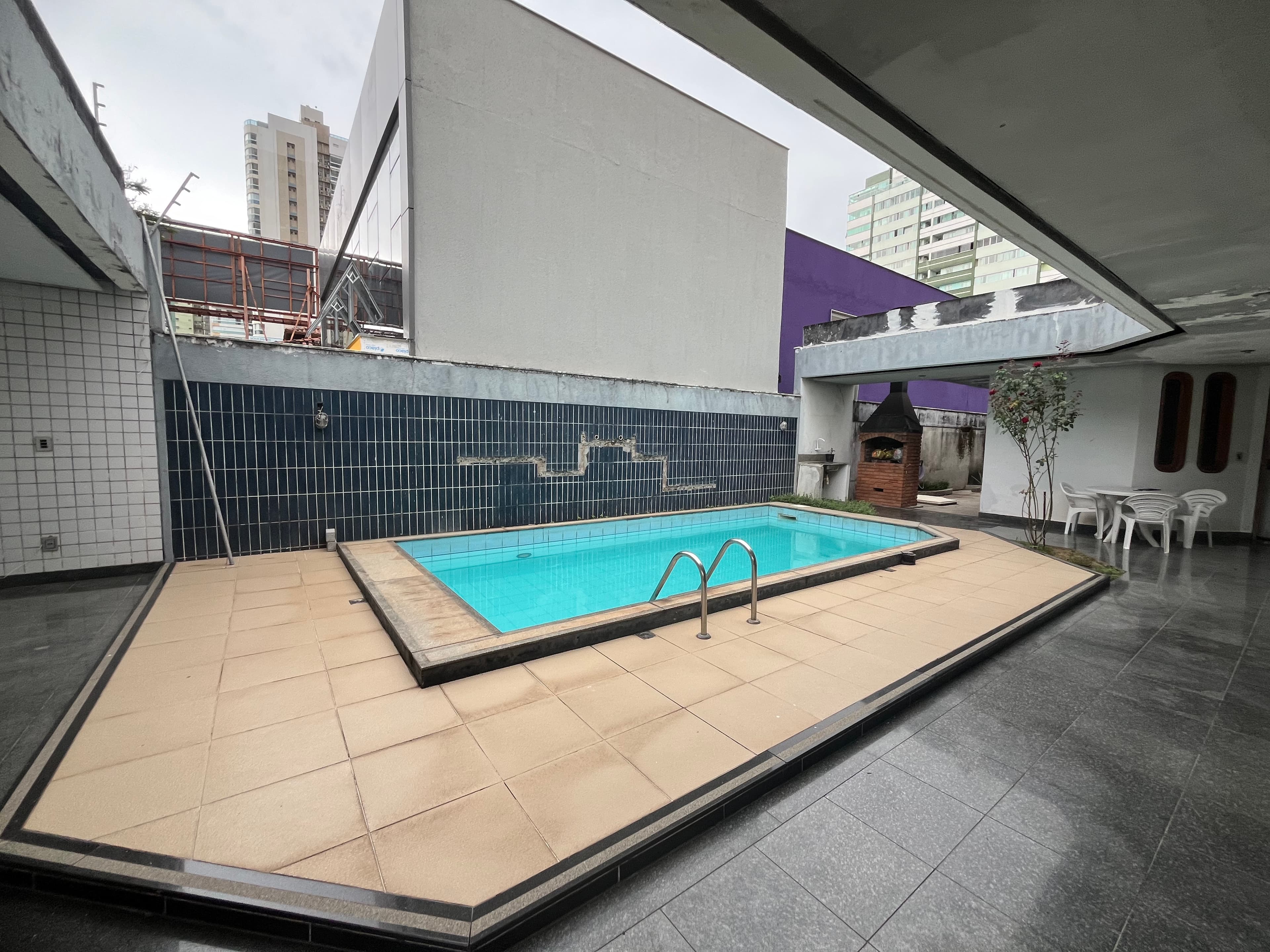 Piscina vista de outro ângulo