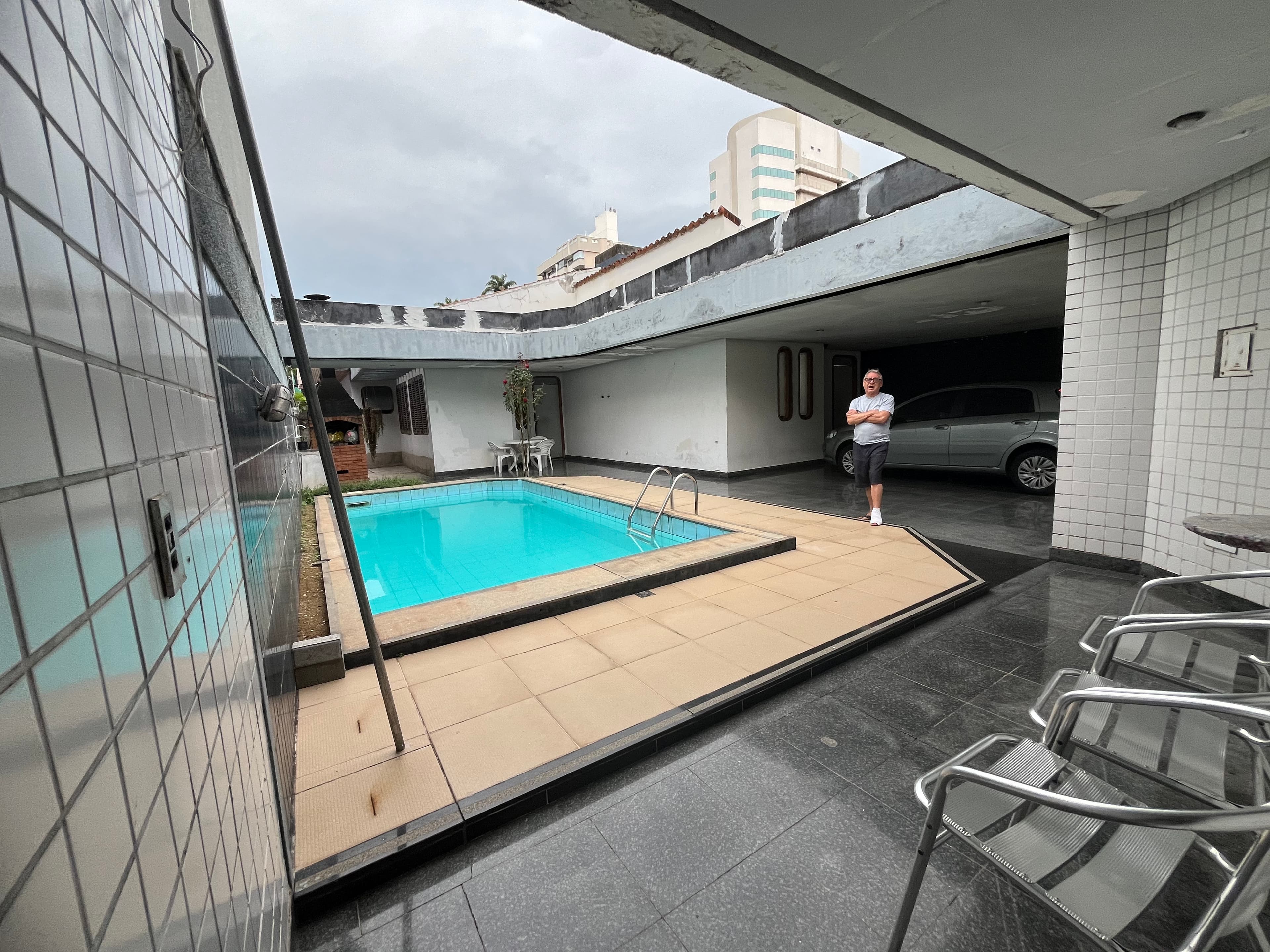 Corredor externo com vista para a piscina
