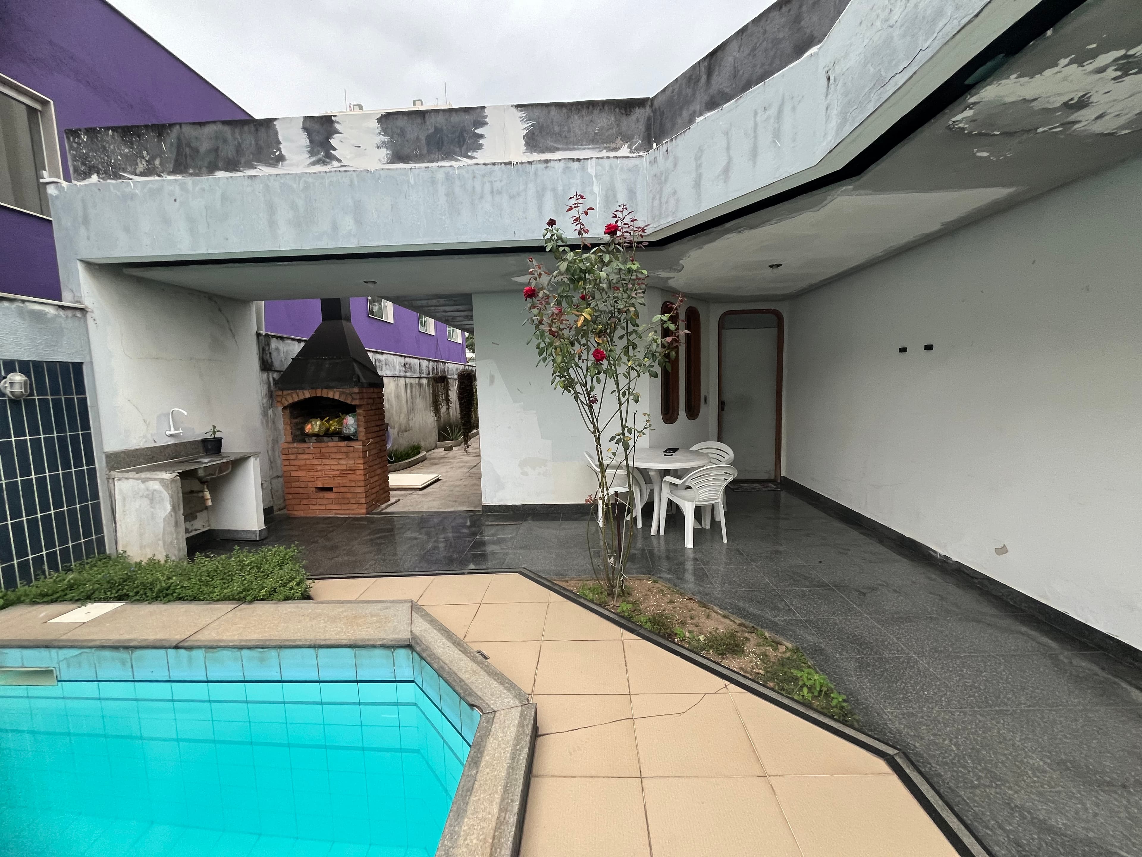 Espaço para churrasqueira junto à piscina