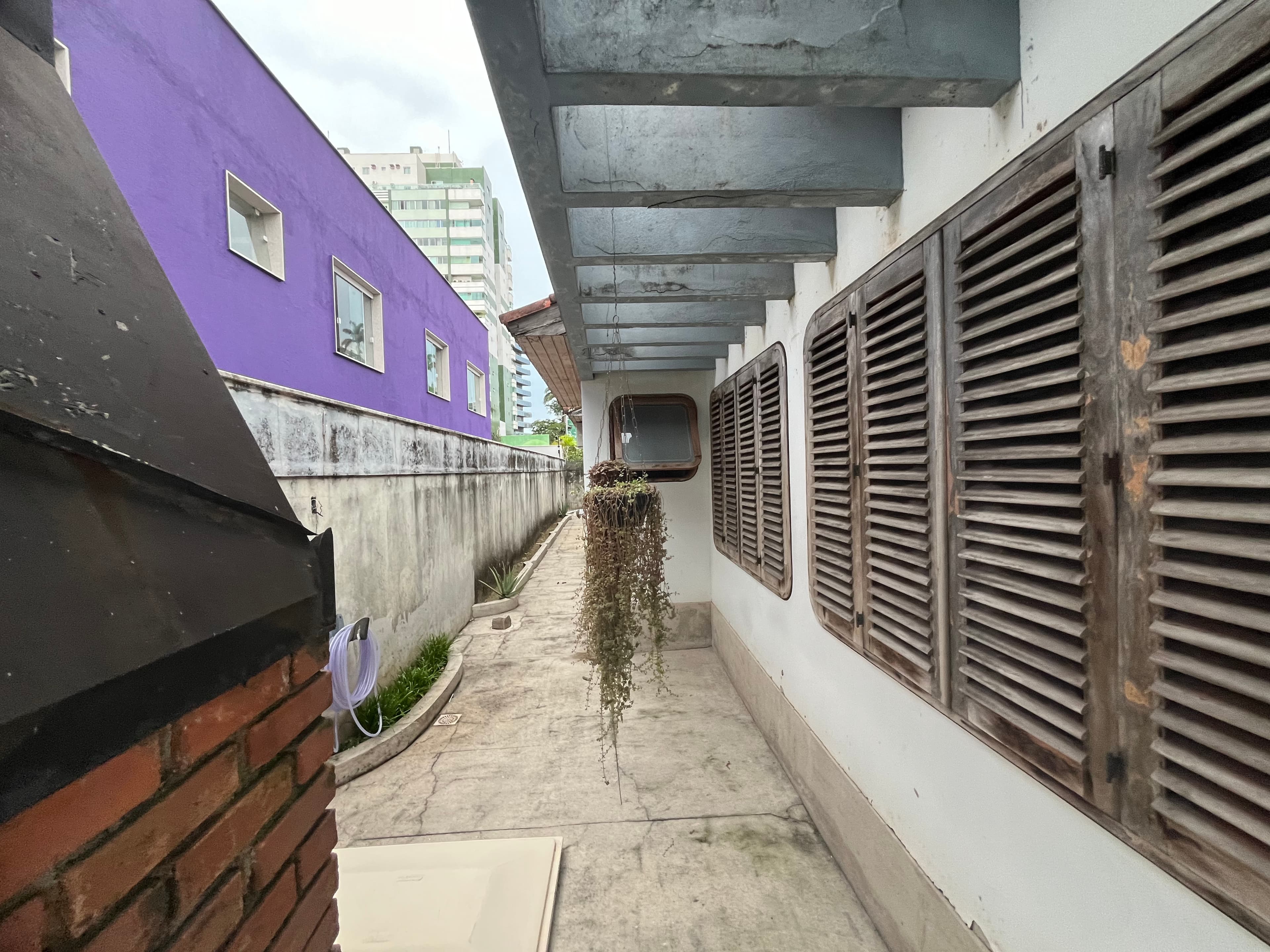Corredor coberto com portas de madeira