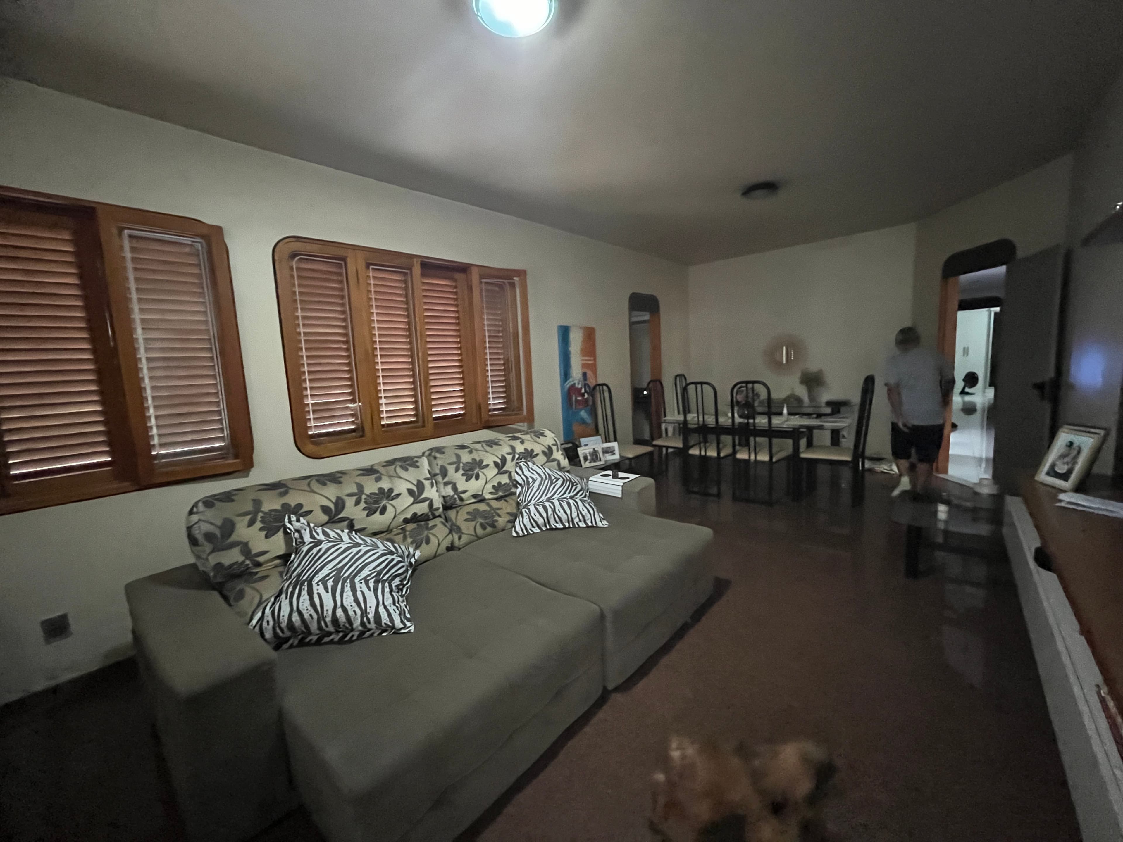 Outro ambiente amplo, hoje ocupado como sala