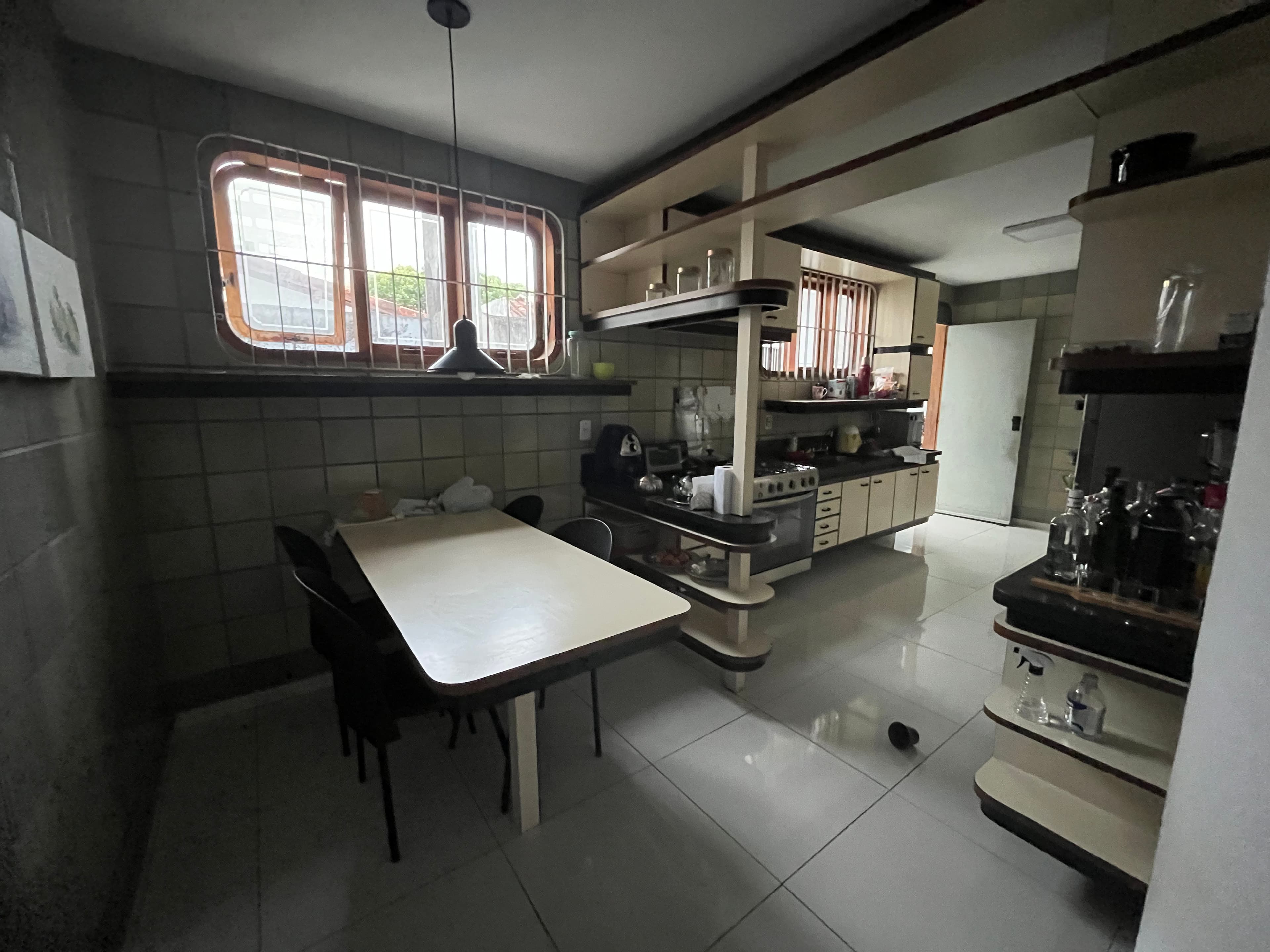 Cozinha equipada com exaustor e fogão de maior porte