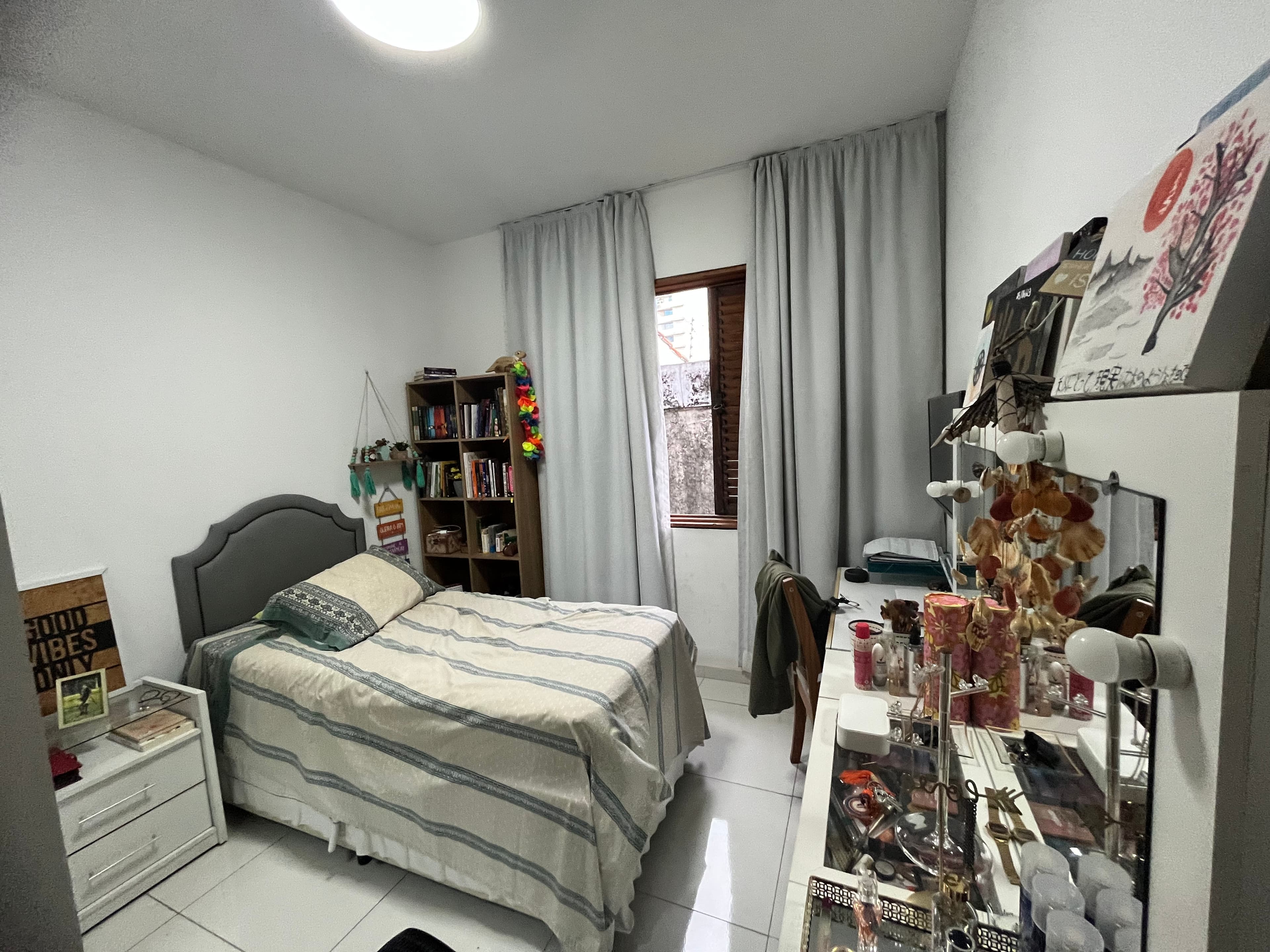 Ambiente com estante embutida na parede