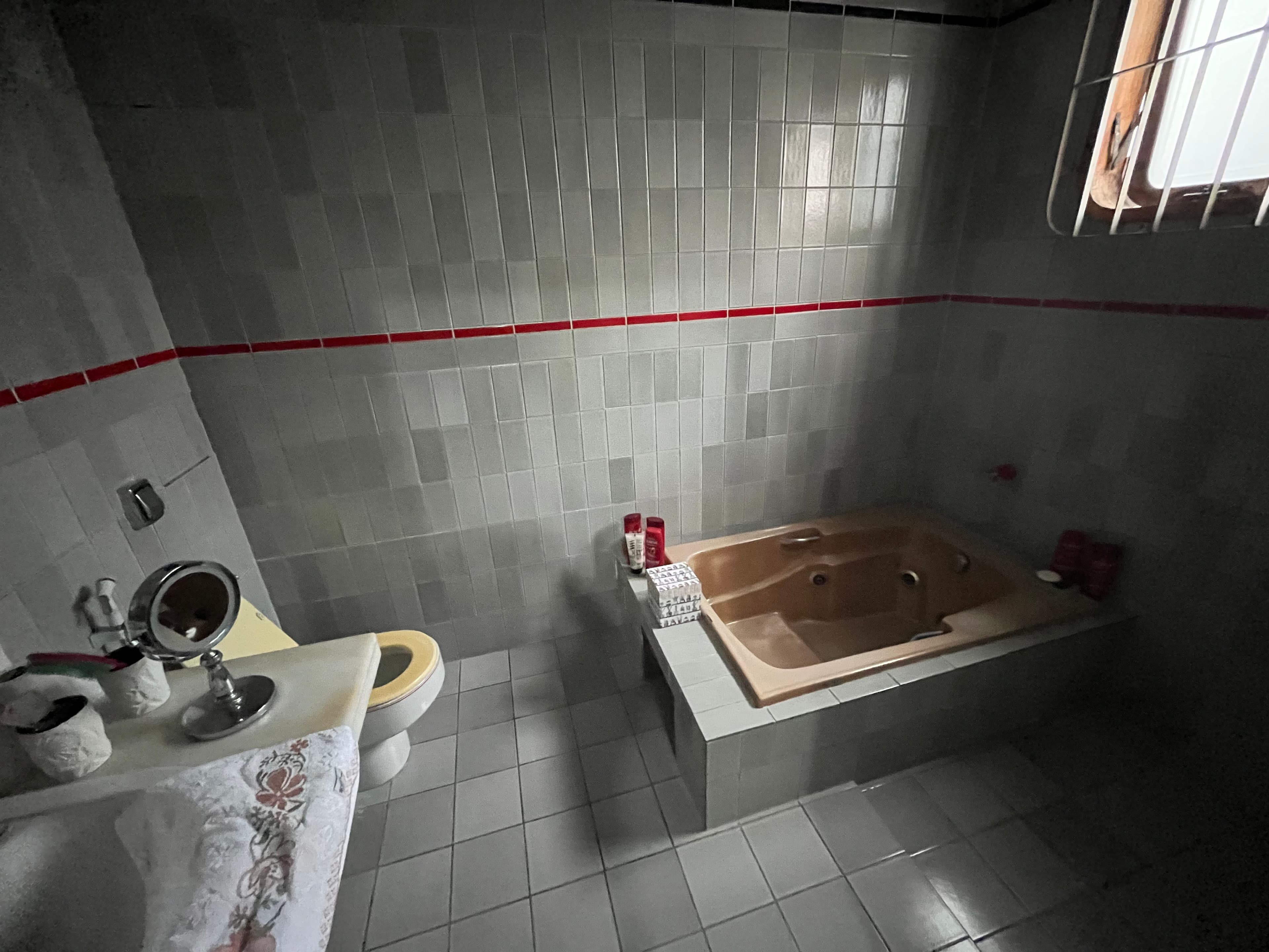 Segundo banheiro com banheira de hidromassagem