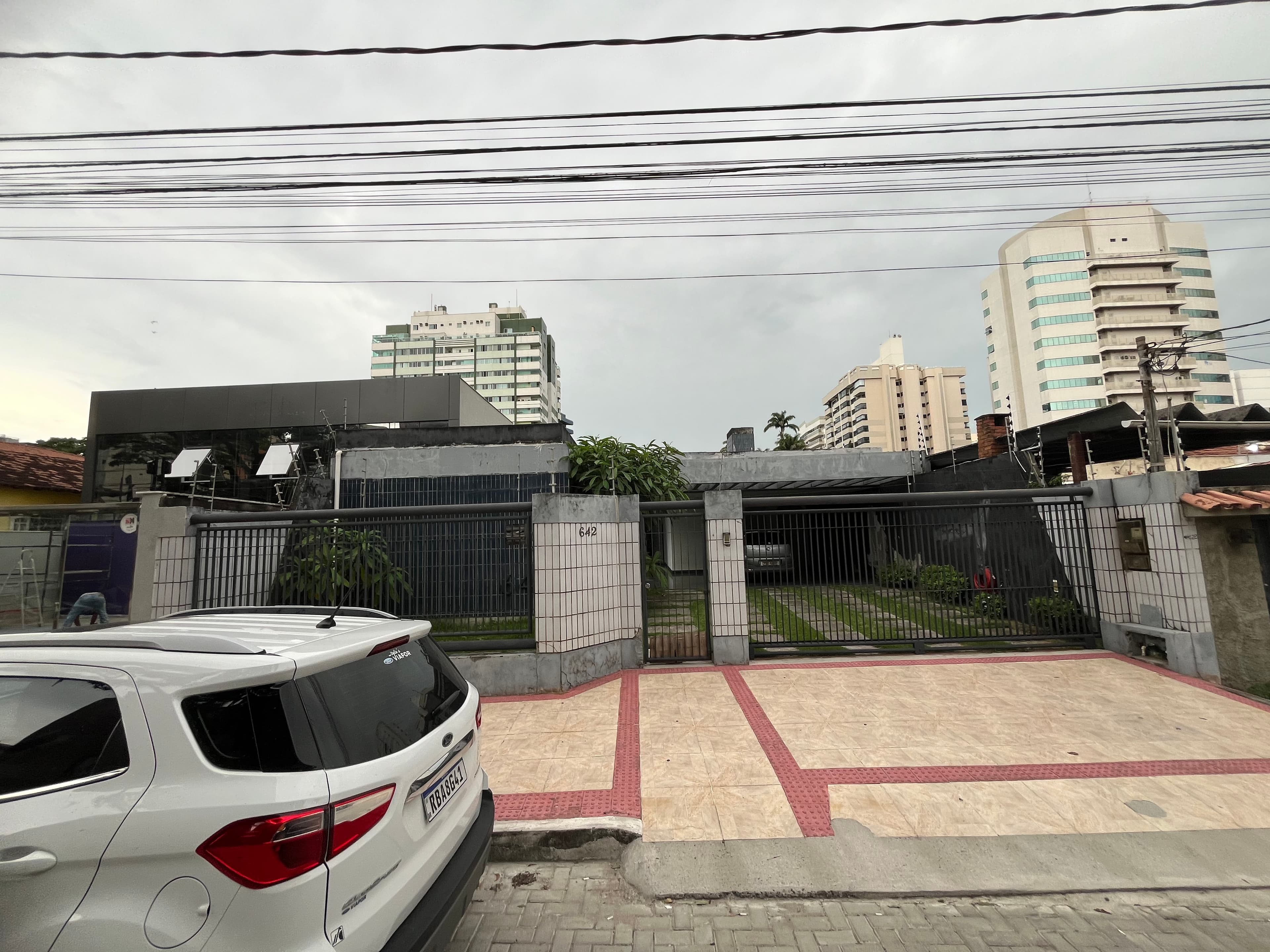 Rua vista da calçada em frente ao imóvel