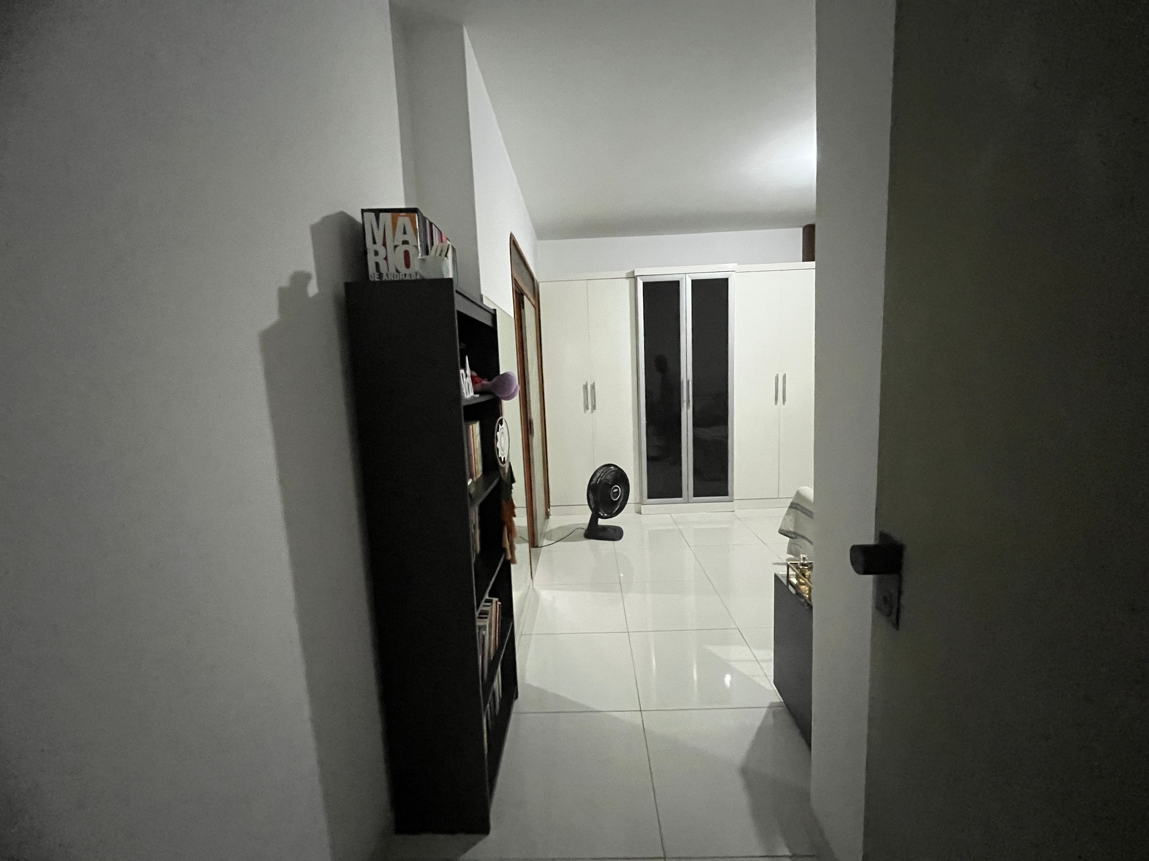 Corredor final, com armário embutido ao fundo