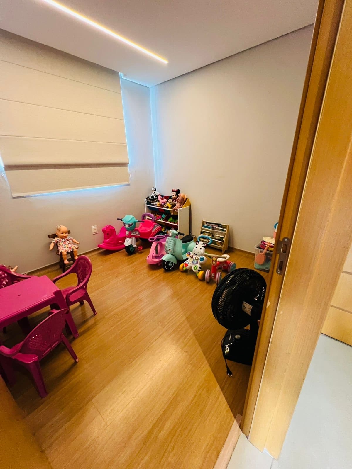 Quarto infantil com mobiliário colorido