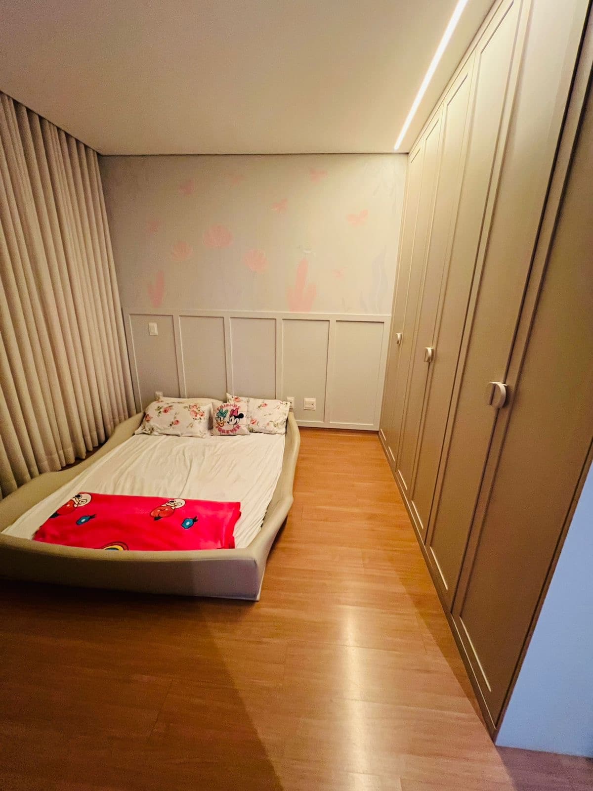 Dormitório amplo com armário planejado de piso a teto