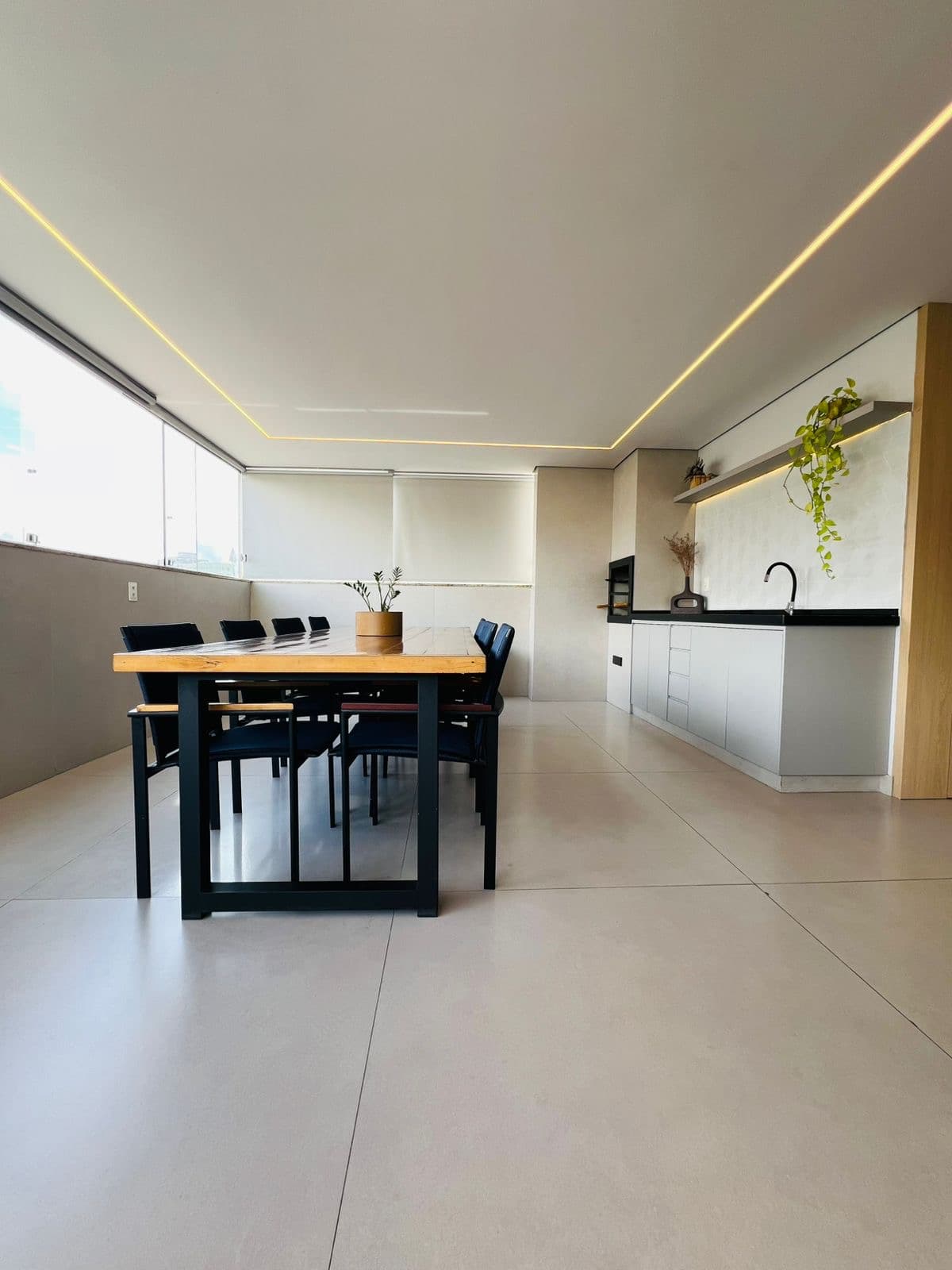 Cozinha e sala de jantar integradas, vistas da entrada do apartamento