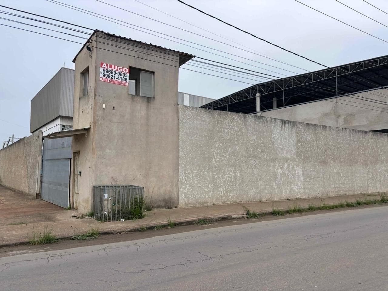 Fachada do imóvel na rua, no bairro Taquara II