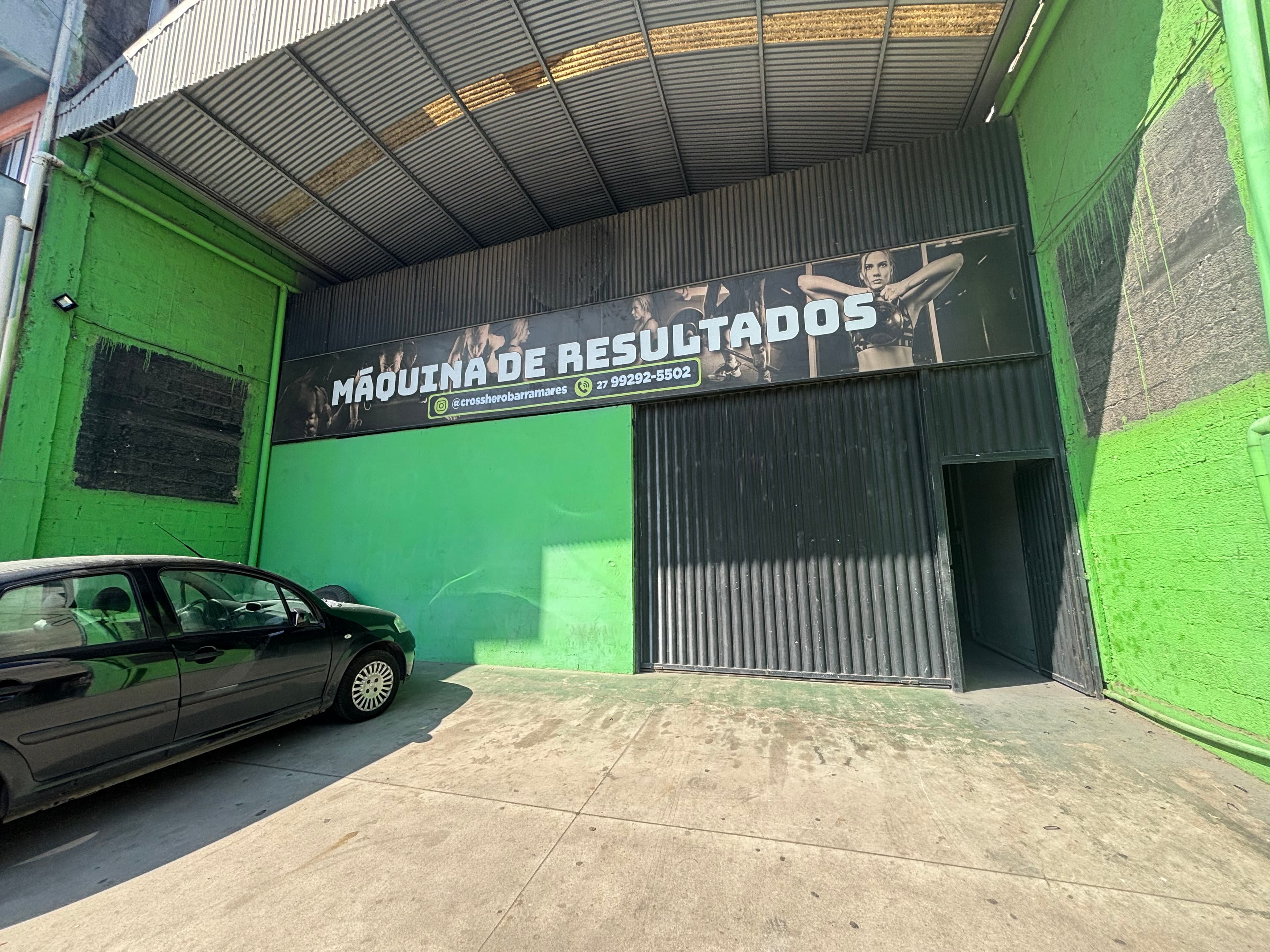 Frente coberta do galpão comercial em Barramares, com portão de correr